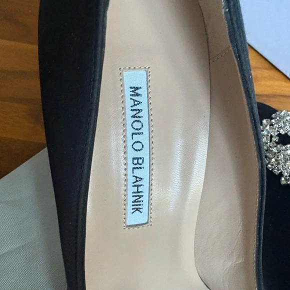 Manolo Blahnik, Black Satin Hangisi Pumps 90, NEW - Picture 4 of 13